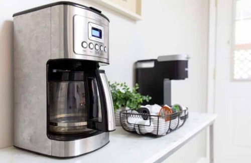 Bristol House | Dog friendly home - large backyard - gas fire pit - 5 mins to downtown or casino