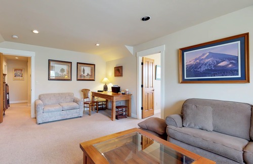 Sagewood House | Dog-friendly home with private hot tub, sauna, furnished patio & fenced yard