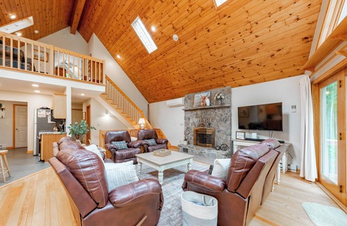 Blakeslee House | Dog Friendly Lake Home w/Easy Walk to Dock & Pool