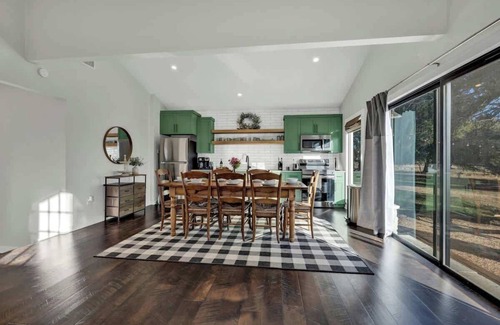 Fredericksburg House | Dolly's: Hot-tub + Party Barn w/Games + Fire Pit!