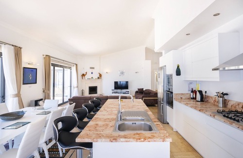 Kas Villa | DOLPHIN BAY VILLA, STUNNING, LARGE PRIVATE INFINITY POOL + JACUZZI, SLEEPS 8.