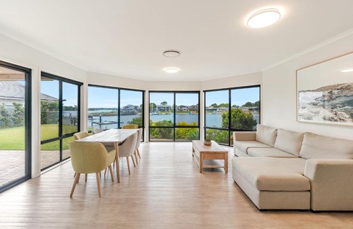 Yamba House | Dolphin Waters - Waterfront Delight