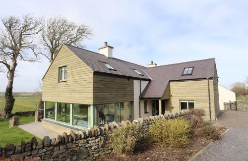 Brynsiencyn House | Dolwaenydd