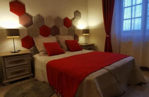 Fumel Bed & Breakfast | DOMAINE DES 3 CYPRÈS Chambre PIVOINE Chez Nath & Pat