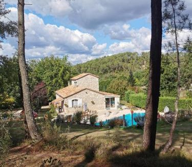 Fumel Bed & Breakfast | DOMAINE DES 3 CYPRÈS Chambre PIVOINE Chez Nath & Pat