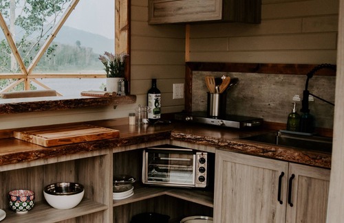 Listuguj Mi'gmaq First Nation Ski Chalet | Dôme 4: Waterfront-HotTub-AC-BBQ-Kitchen-Bathroom