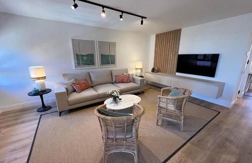 Explanada de la Estacion Apartment | Donoso Cortes & Free parking by ELE Apartments