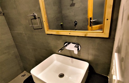 Banjar Bed & Breakfast | Doris Mountain Cabins Tirthan - 5km from Tirthan and 7km from Jibhi