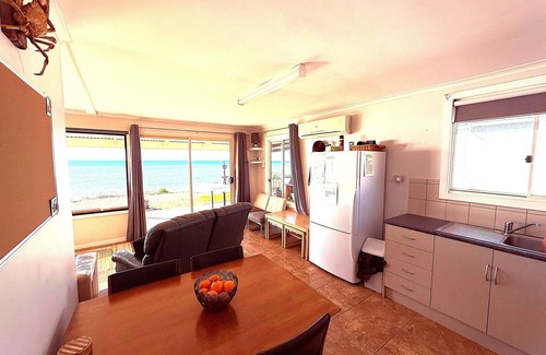 Carribie House | Dot n Pats ~ Absolute Beachfront! Free Wifi