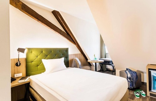 Mußbach Bed & Breakfast | Double room, shower, toilet, street side - winery - guest house Völcker