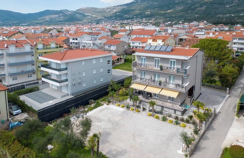 Kastel Kambelovac Apartment | Double bed Room With Private Bathroom and Balcony