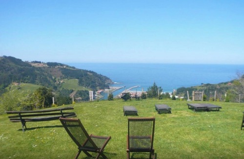 Deba Apartment | 'Double Room 2' with Mountain Views, Private Garden and Wi-Fi