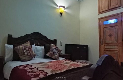 Qasbah En Nouar House | Double room at Riad Drissia with private bathroom and air conditioning