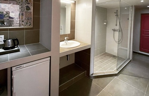 Porto-Vecchio House | Double room-Basic-Ensuite with Shower-Garden view