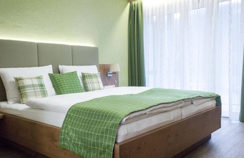 Engelhartszell Bed & Breakfast | Double room, Danube with balcony - Gasthof-Pension Luger - on the Danube cycle path,