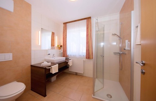 Sankt Martin im Muehlkreis House | Double room, shower, WC, balcony - Landhotel Gasthof Ernst