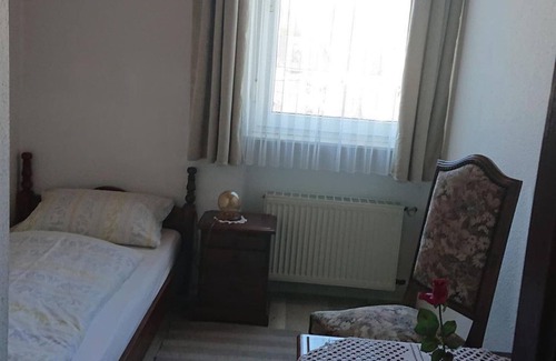 Enkirch Bed & Breakfast | Double room, shower, WC - Gasthaus zum Weinstock