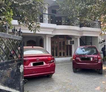 Allahabad House | Double room with balcony