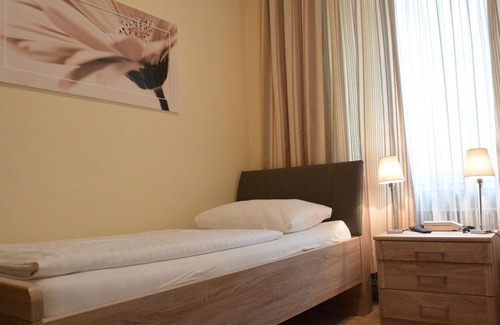 Elisabeth-Vorstadt Bed & Breakfast | Double room with shower, toilet - Adlerhof, pension