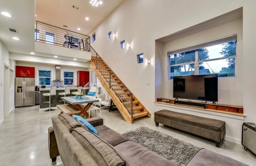 Holly House | Downtown Austin Luxury House with Hot Tub + Golf Green + Fire Pit +Patio Misters