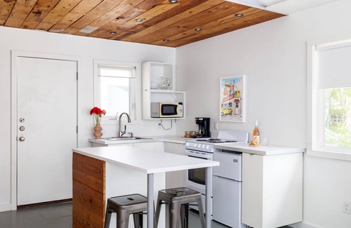 Hyde Park Apartment | Downtown, Bright - Pastel Casita