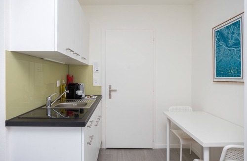 Sihlfeld Apartment | Downtown Deluxe Studio with Queen Bed (BE-15)