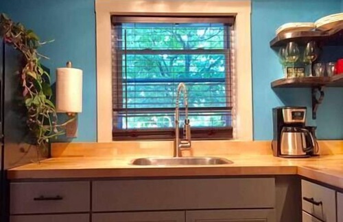 Downtown Asheville Apartment | Downtown Digs with private entrance & parking!