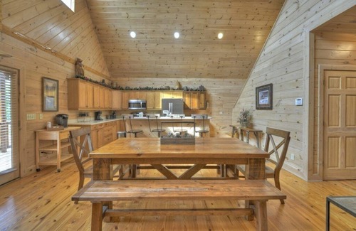 Blue Ridge Cabin | Downtown Lodge Blue Ridge, sleeps 14,walk to strip