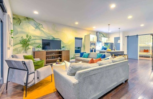 Edgehill House | Downtown Rooftop | 14 Beds Skyline Views