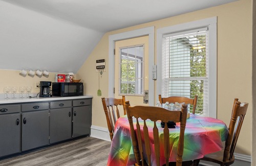 Sturgeon Bay House | Downtown Sturgeon Bay- Charming Upper duplex walking distance to Kitty O'Reillys