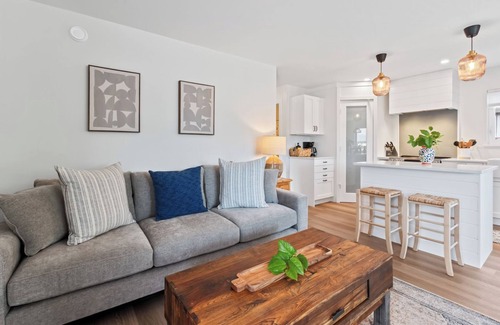 Tofino House | Downtown Tofino Bungalow-Tonquin, Restaurants, Tours