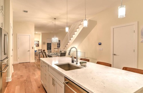 East End - Valley Street Apartment | Downtown Townhome with Private Elevator