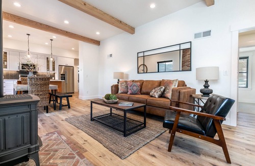 Truckee House | Downtown Truckee Luxury 6-bedroom house in Truckee. Spacious and Walkable!