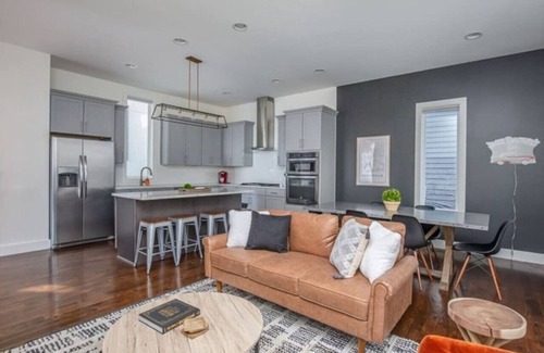 Talbot's Corner House | Downtown Views w/Rooftop Golf! 8min to Broadway!