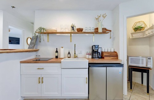 Wimberley House | Downtown - Walk to Wimberley Square! Shiner Bungalow @ Beer Ranch Project Inn