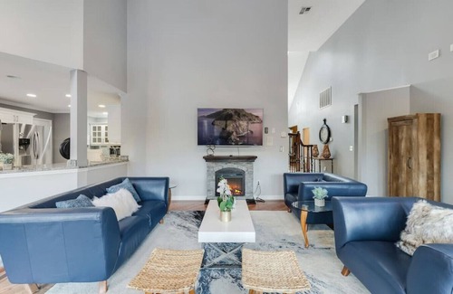 Stony Point Villa | DREAM Home, Pool, Hot Tub, Game Rm & Mountains.