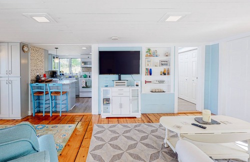 Ipswich House | Dreamy escape on the water with rocky beach,fire pit and outdoor seating