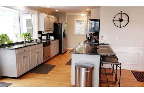 Gilford House | Dreamy Lakefront Getaway, Beach, Skiing,Hiking GIC