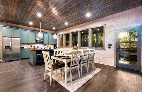 Pickens Cabin | Dreamy outdoor, Pickleball, Hot Tub, Movie Nights.