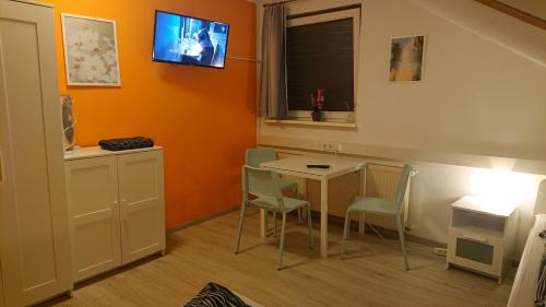 Oberlungwitz House | Dreibettzimmer mit Gemeinschaftsküche und je 2 Dusch- und 2 Toilettenzimmern