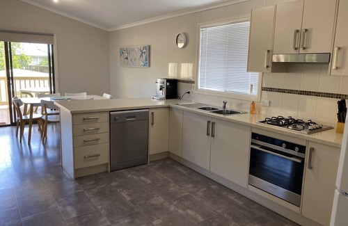 Melville House | Drift Away @ Coobowie (350m from beach & pet friendly)