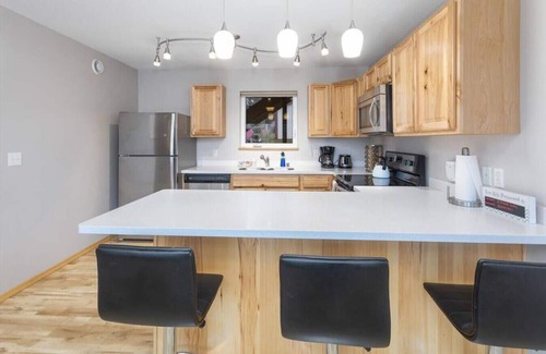 Seward Apartment | Driftwood Suites - WhiteCap Suite (#2)