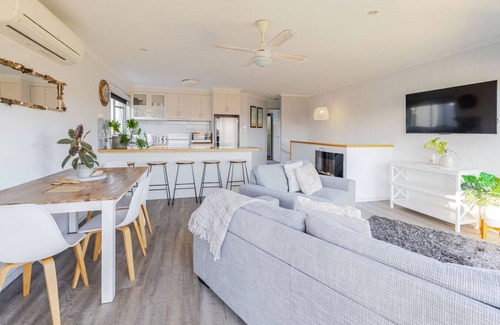 Lakes Entrance House | Driftwood Townhouse - Waterfront-Central Location