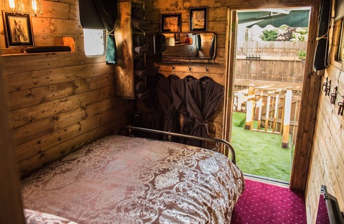 Lisburn House | Drumbo Country House - 16ppl, Hot Tub, Sauna, Gym & BBQ Hut