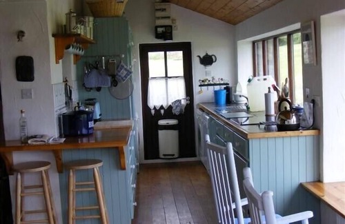 Ardnatrush Cottage | Dunmanus Pier Cottage. Seaside, own garden, sea access, child & pet-friendly