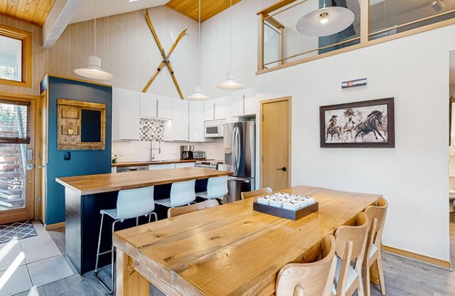 Keystone House | Duplex with deck, renovated kitchen, pool & hot tub - close to the river
