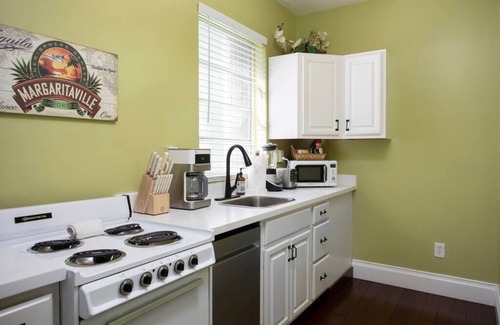 Downtown Apartment | Duval Street Suites full kitchen and heated pool
