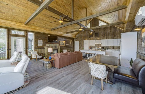 Sondheimer House | Eagle Lake Retreat - Lakefront/EV/AC/Vicksburg MS