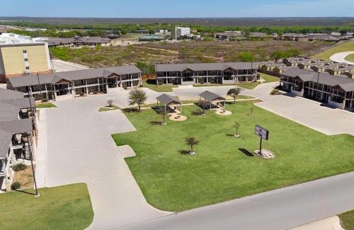 Cotulla Hotel | Eagle's Den Suites Cotulla a Travelodge by Wyndham
