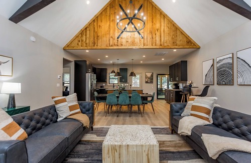 Massanutten House | Eagles Peak Indoor Pool Decks w/Views and Hot Tubs TVs & bathrooms in all bedrooms
